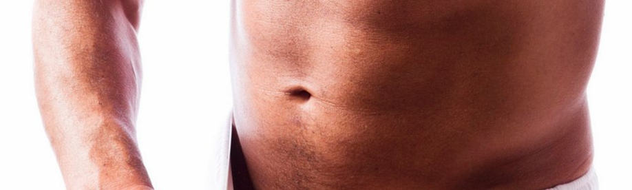 Um homem aumenta seu pênis usando uma bomba de vácuo